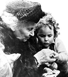 Мария Монтессори с детьми